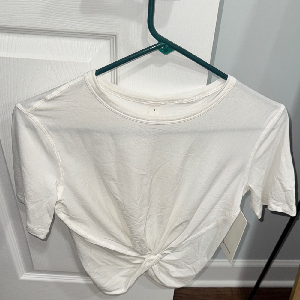 ❤️❤️NEW WITH TAGS lululemon size 2 white Crescent Tee❤️❤️